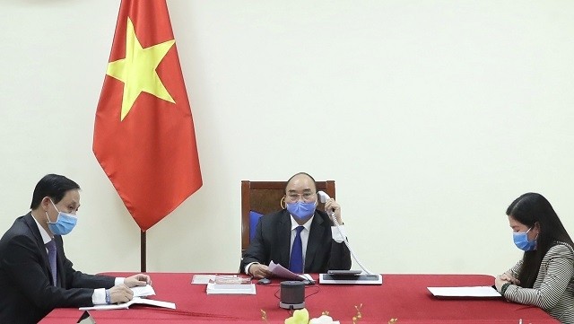 PM Nguyen Xuan Phuc talks on the phone with his Chinese counterpart (Photo: VGP)