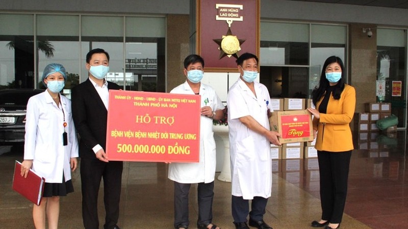 Hanoi's authorities grant donations to the National Hospital of Tropical Diseases. (Photo: hanoimoi.com.vn)