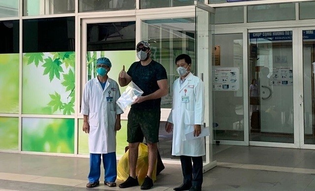 A recovered patient released from Da Nang Hospital
