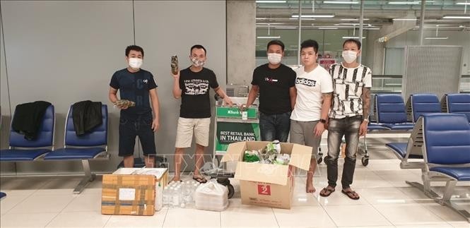 The group of Vietnamese citizens stranded at Bangkok’s Survanabhumi International Airport  receive food and other necessities from the Vietnamese Embassy in Thailand. (Photo: VNA)