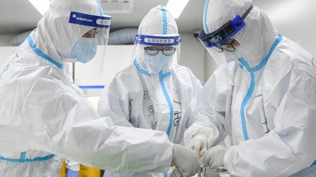 Chinese medical workers in protective gears at a hospital in Wuhan City on March 6. (Photo: VNA)