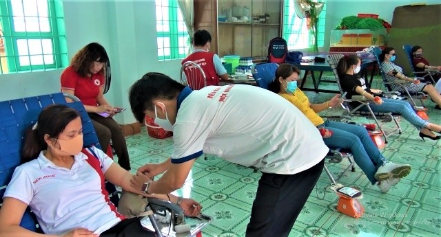 A large number of local people in Buon Ma Thuot city, Dak Lak province participate in the voluntary blood donation campaign.
