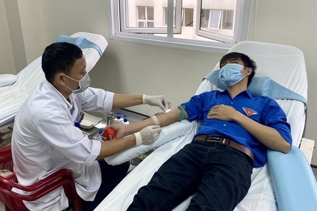 A young man donates blood at the Hue Central Hospital in Thua Thien-Hue province on April 1 (Photo: VNA)