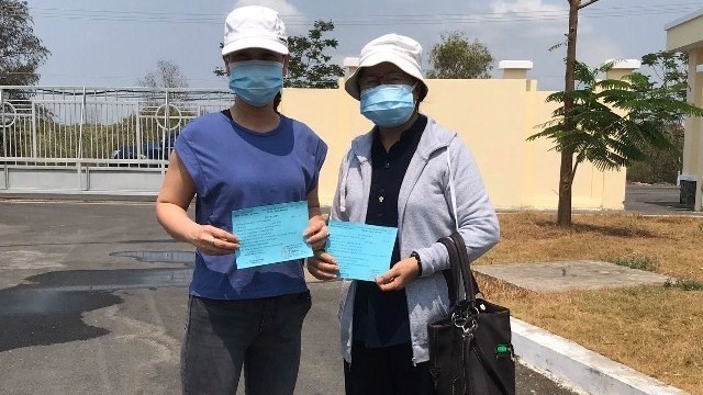 Two patients are declared fully recovered and discharged from the Can Gio Hospital for COVID-19 Treatment in Ho Chi Minh City on April 9, 2020. (Photo: suckhoedoisong.vn)