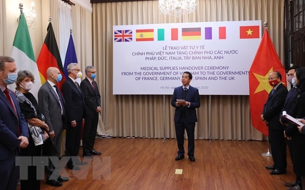 Vietnamese Deputy Foreign Minister To Anh Dung speaks at a ceremony in Hanoi to hand over the Vietnamese Government's medical supplies to the governments and peoples of five European countries, including Germany, France, Italy, Spain and the UK. (Photo: VNA)