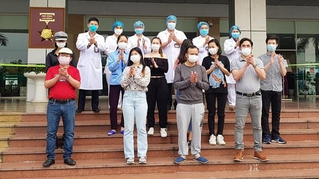 11 patients are discharged from the National Hospital of Tropical Diseases Hospital No. 2 in Hanoi on April 7, 2020. (Photo courtesy of the hospital)