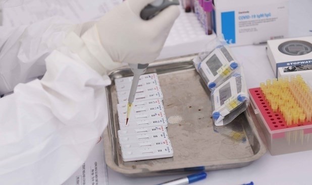 Samples are tested at a quick COVID-19 testing site in Yen Hoa ward of Hanoi's Cau Giay district on April 3 (Photo: VNA)