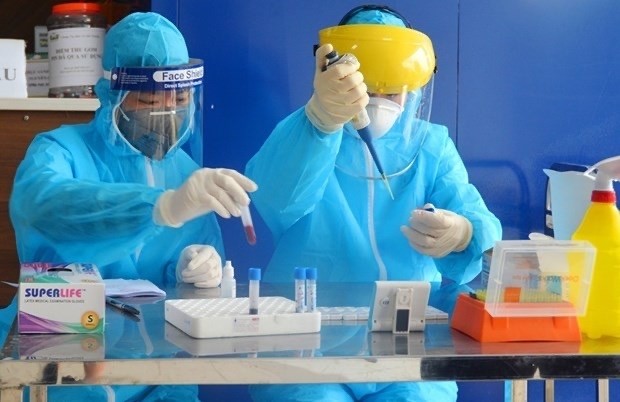 Medical workers test samples at a quick COVID-19 testing site in Thanh Oai district of Hanoi (Photo: VNA)