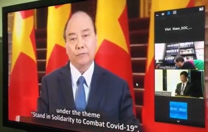 Prime Minister Nguyen Xuan Phuc delivers his message to a teleconference of heath ministers of the WHO western Pacific region on April 8.