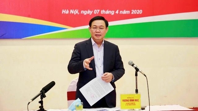 Hanoi Party Secretary Vuong Dinh Hue speaking during his visit to Garment 10 Corporation.