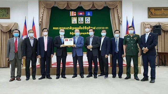 Vietnamese Ambassador to Cambodia Vu Quang Minh presents Vietnam's medical aids to Cambodia.