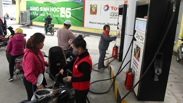The retail price of petrol  has been adjusted down for the seventh time this year on April 13. (Photo: Tuoi Tre)