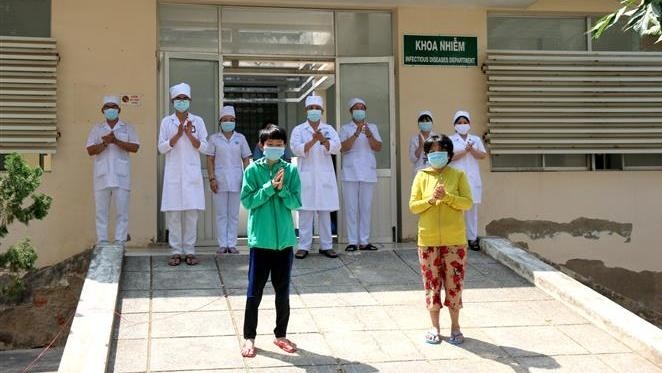Two COVID-19 patients in Binh Thuan province are discharged from hospital on April 10, 2020. (Photo: VNA)