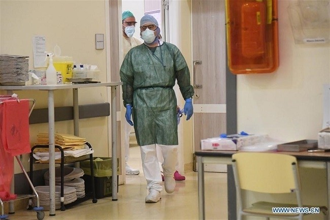 Medical workers work at Sant'Orsola-Malpighi hospital in Bologna, Italy, on April 9, 2020. (Photo: Xinhua)