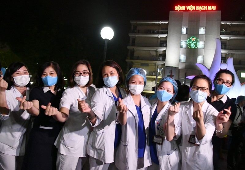 Cheers of “Victorious Bach Mai” resound at the moment of removing medical lockdown lifted. 