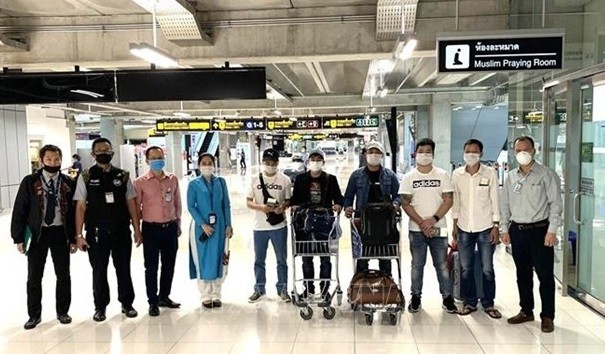 The seven Vietnamese citizens are brought home thanks to the efforts and close coordination of many domestic and foreign agencies. (Photo: VNA)