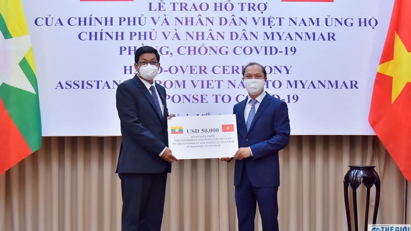 Deputy Minister of Foreign Affairs Nguyen Quoc Dung has symbolically handed over US$50,000 as a gift from Vietnam to Myanmar Ambassador Kyaw Soe Win. (Photo: baoquocte.vn)
