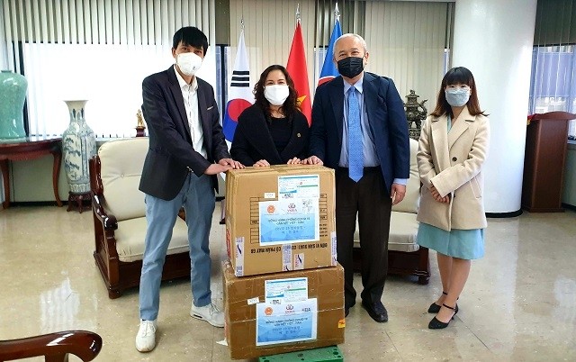 Representatives from VKBIA and VKEIA present free face masks to the Vietnamese community in the ROK via the Vietnamese Embassy in the country, Seoul, April 9, 2020.  (Photo: M. Loan)
