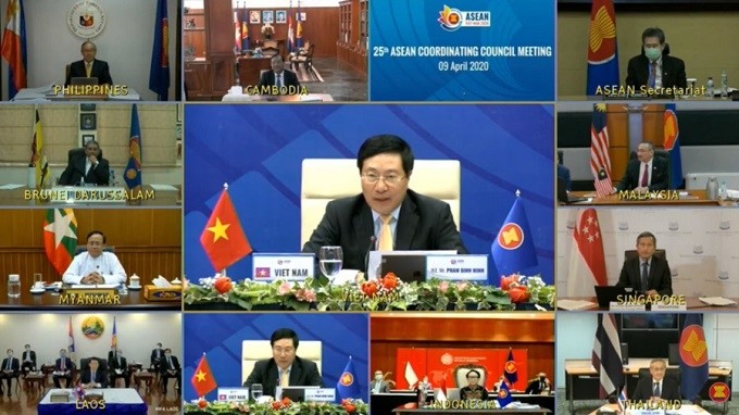 Deputy Prime Minister and Foreign Minister Pham Binh Minh (C) chairs an online meeting of the ASEAN Coordinating Council on April 9 to promote ASEAN's synchronous efforts in the fight against the COVID-19 pandemic.