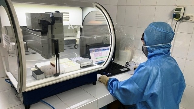 A health worker tests samples at the Disease Control Centre of Nghe An Province. (Photo: NDO/Thanh Chau)