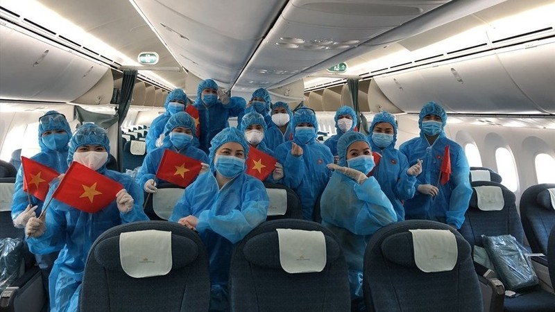 All flight crew members of Vietnam Airlines wearing protective clothing and equipment. (Photo: VNA)