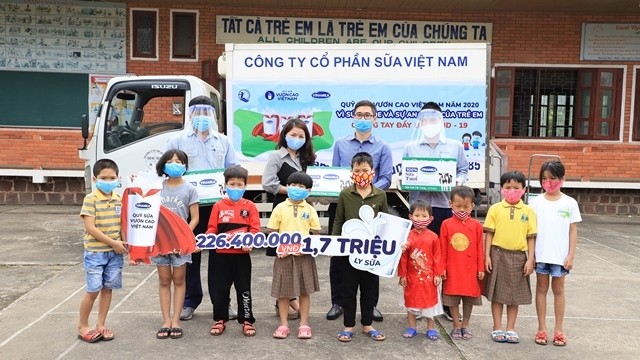Children from SOS Children's Village in Vinh city, Nghe An province receive free milk from Vinamilk.