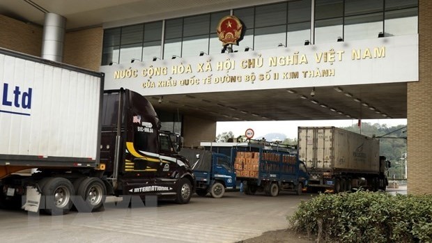 Vehicles waiting to conduct procedures to export goods to China through the Kim Thanh II border gate. (Photo: VNA)