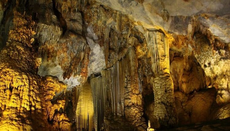 The system of stalactites in the five Ban On Caves is very imposing. (Photo: mocchautourism.com.vn)
