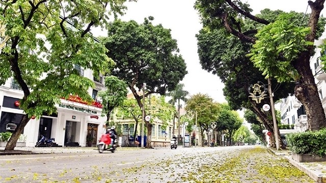 Hanoi has been almost deserted for the three-week social distancing period which was ceased at 00:00 on April 23, 2020. (Photo: NDO/Duy Linh)