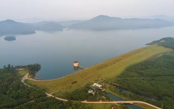 Ke Go Lake in Cam My commune, Cam Xuyen district, Ha Tinh province, is the place that appears in the famous song ‘Nguoi di xay ho Ke Go’ (The people who built Ke Go Lake) by musician Nguyen Van Ty.