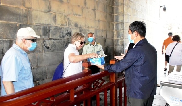 Visitors to Hue's relic sites must comply with regulations on Covid-19 prevention and control. (Photo: NDO)