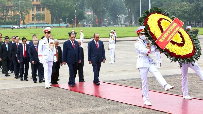 Party, State leaders pay tribute to President Ho Chi Minh. (Photo: VNA)