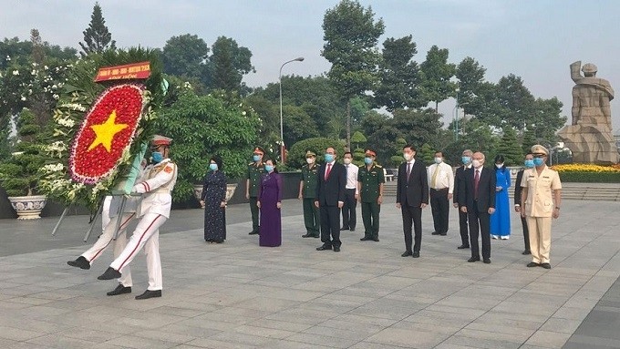 A delegation of HCM City authorities lay wreaths at the city's martyrs cemetery on April 29, 2020. (Photo: VOV)