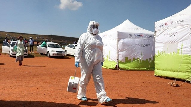A medical worker arrives for a screening and testing campaign aimed to combat the spread of COVID-19 in Lenasia, South Africa on April 21, 2020. (Photo: Reuters)