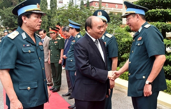 Prime Minister Nguyen Xuan Phuc shakes hands with officers at the High Command of Air Force-Air Defence. (Photo: NDO/Tran Hai)