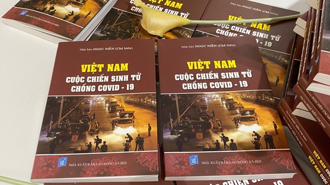 The book "Vietnam - The life-and-death battle against Covid-19". (Photo: hanoimoi.com.vn)