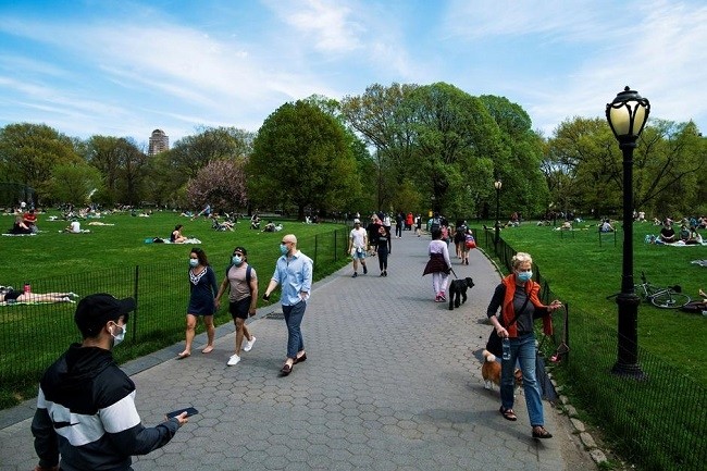 People walk around Central Park maintaining social distancing norms, during the outbreak of the coronavirus disease (COVID-19) in the Manhattan borough of New York City, US, May 2, 2020. (Photo: Reuters)
