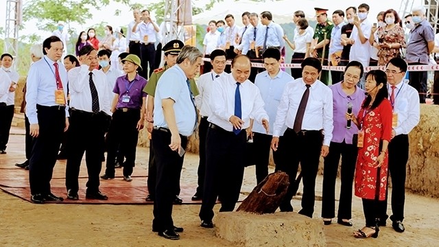 PM Nguyen Xuan Phuc visits the Cao Quy relic site on May 3, 2020. (Photo: NDO/Ngo Quang Dung)