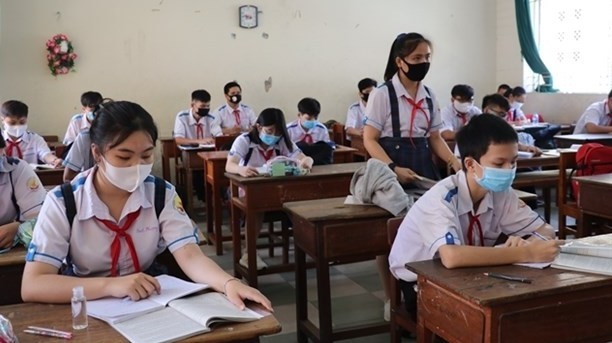 Safe distance is maintained between students in a class in Long An province. (Photo: VNA)
