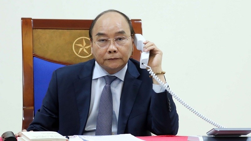 Prime Minister Nguyen Xuan Phuc during phone talks with his Japanese counterpart Abe Shinzo (Photo: VGP)