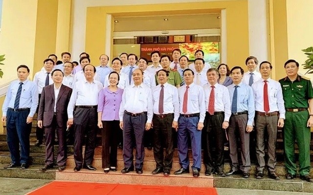 Prime Minister Nguyen Xuan Phuc (first row, fifth from left) joins a group photo with Hai Phong leaders, May 3, 2020. (Photo: NDO/Ngo Quang Dung)