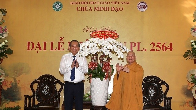 Deputy Prime Minister Truong Hoa Binh (L) extends his greetings to Most Venerable Thich Thien Nhon, Chairman of the Vietnam Buddhist Sangha Executive Board. (Photo: VGP)