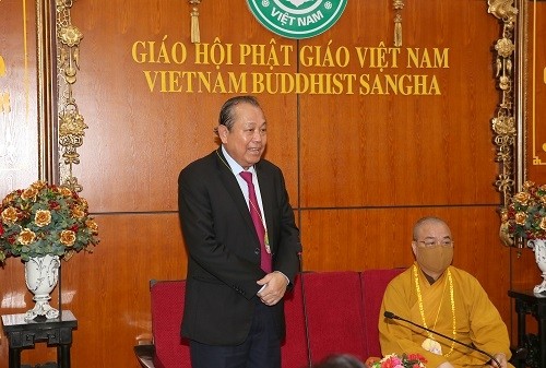 Permanent Deputy PM Truong Hoa Binh congratulates the Vietnam Buddhist Sangha Central Committee, monks, nuns and laypeople. (Photo: VGP)