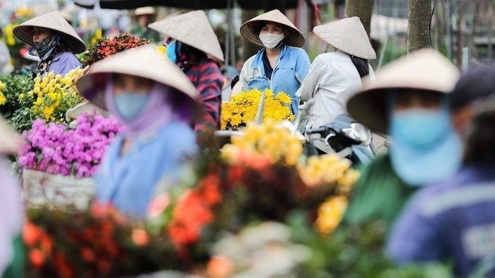 Me Linh flower market bustles again.