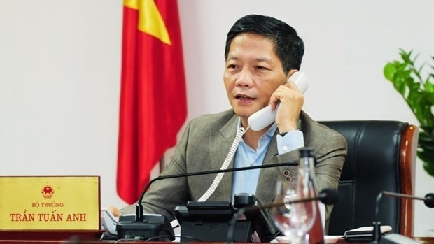 Minister of Industry and Trade Tran Tuan Anh holds a phone discussion with Secretary-General of ASEAN Lim Jock Hoi on May 6, 2020. (Photo: Ministry of Industry and Trade)