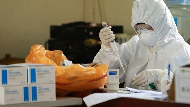 A medical worker carries out a quick COVID-19 test in Hanoi. (Photo: NDO)