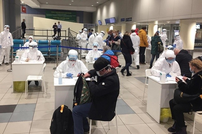 Russian officials and medical staff wearing protective gear check passengers as a preventive measure against the coronavirus (COVID-19) at Moscow's Domodedovo Airport, Russia March 7, 2020. (Photo: Reuters)