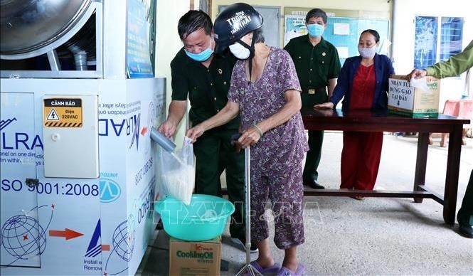 A ‘rice ATM’ machine accompanied with 16 tonnes of rice was installed in Binh Hung Hoa ward, Binh Tan district, Ho Chi Minh City on May 8. (Photo: VNA)
