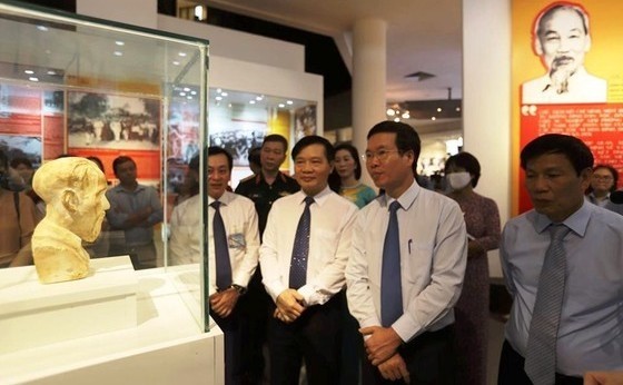 Politburo member Vo Van Thuong attends the exhibition. (Photo: sggp)