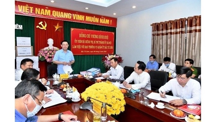Secretary of the Hanoi Municipal Party Committee Vuong Dinh Hue (standing) speaks at a meeting with the Bac Tu Liem District Party Committee on May 6, 2020. (Photo: NDO/Duy Linh)